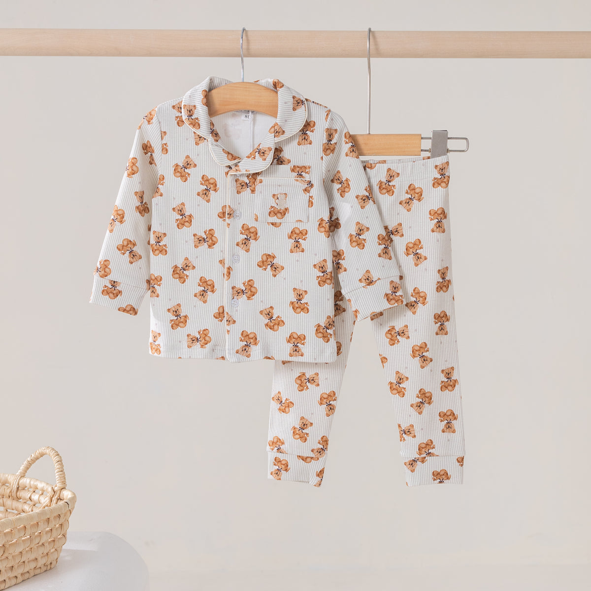 Kinderpyjama gestreifter Bär