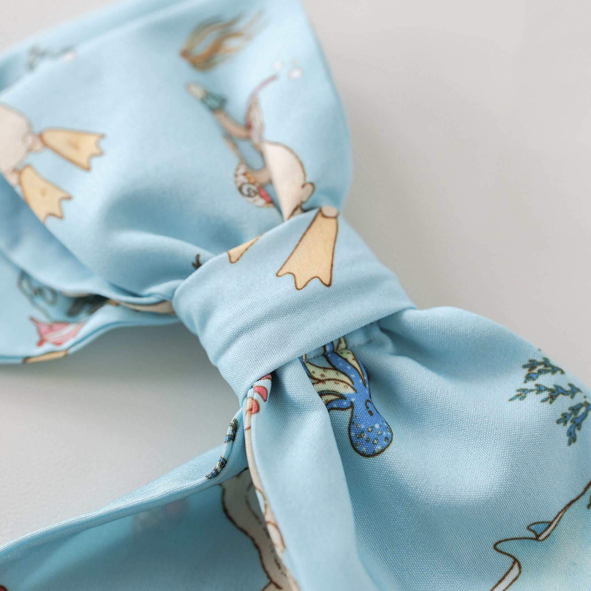 Underwater big hairclip bow